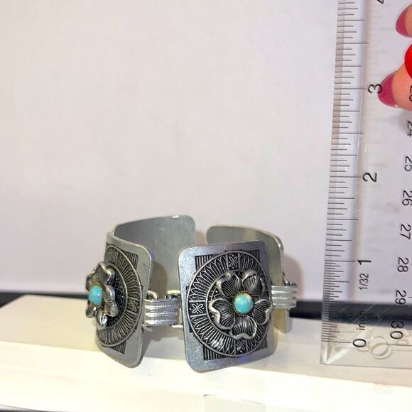 Silver and turquoise southwest style bracelet - Picture 2 of 7